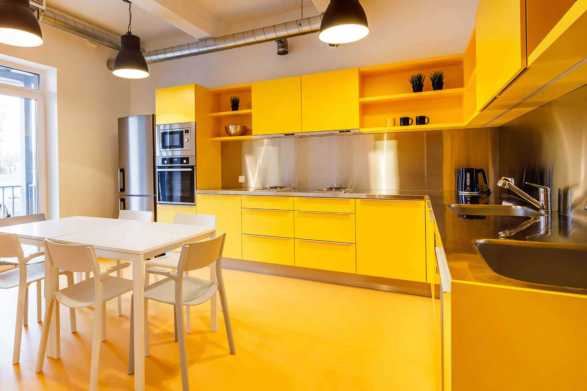 Бело желтая кухня. Желтые кухни. Кухня в желтом цвете. Желтый кухонный гарнитур. Желтая кухня в интерьере.