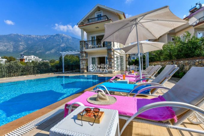 villa reyonu kiralık villa havuz ve şezlong güneşli dağ manzaralı villa