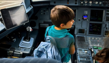 uçakta eğlenen çocuk